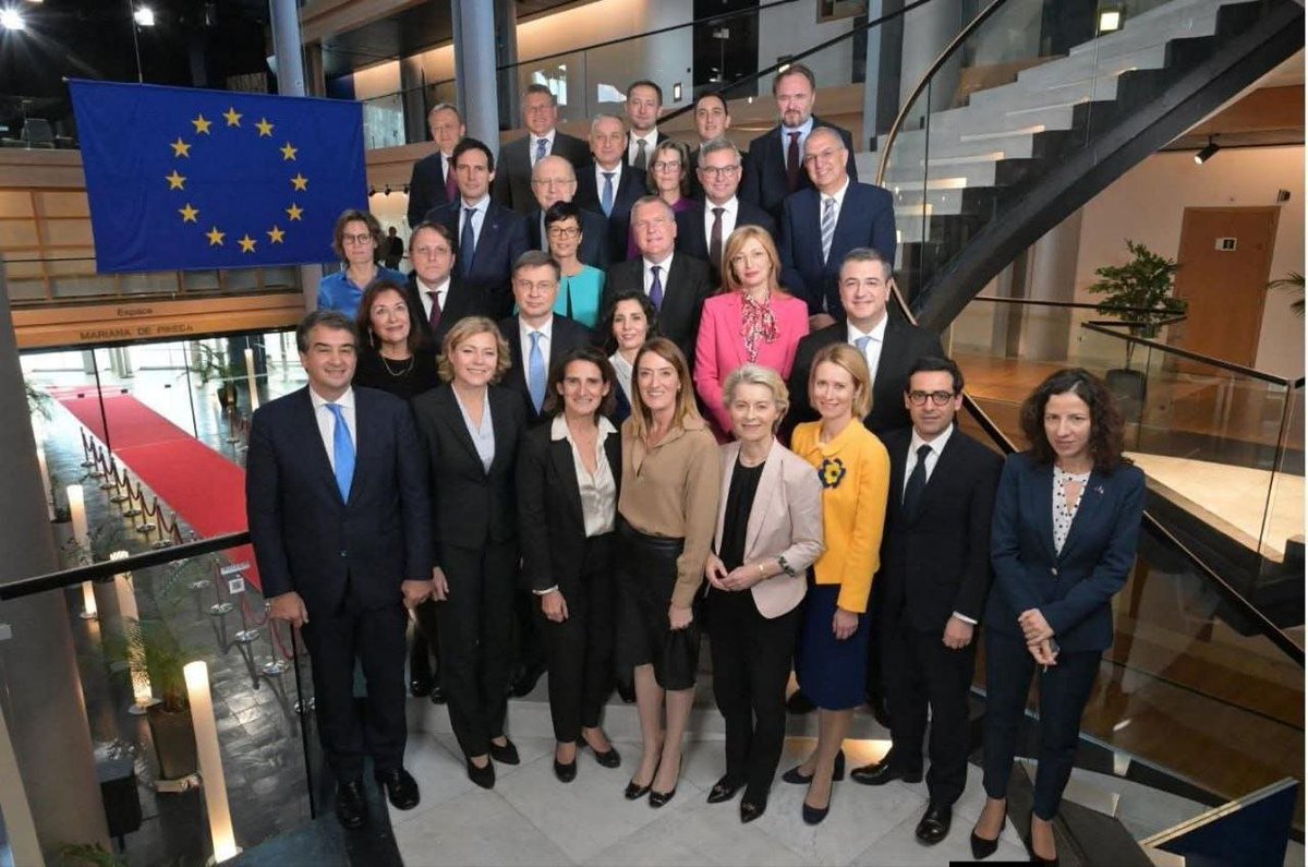 Miss_Royal73's tweet photo. Opgelet‼️
Er is weer een nieuwe wolvenroedel ontdekt. 🐺
Volgens deskundigen zou het hier gaan om de LUPUS PECUNIA oftewel DE #GELDWOLF.
Deze soort wordt het meest aangetroffen in dun beboste en politiek getinte omgevingen, zoals bijvoorbeeld #DenHaag, #Brussel en #Straatsburg. Hoewel een directe confrontatie met deze soort geen onmiddellijk fysiek gevaar oplevert waarschuwen experts toch om stevig je zakken dicht te houden mocht je onverhoopt een exemplaar tegen het lijf lopen... 😆