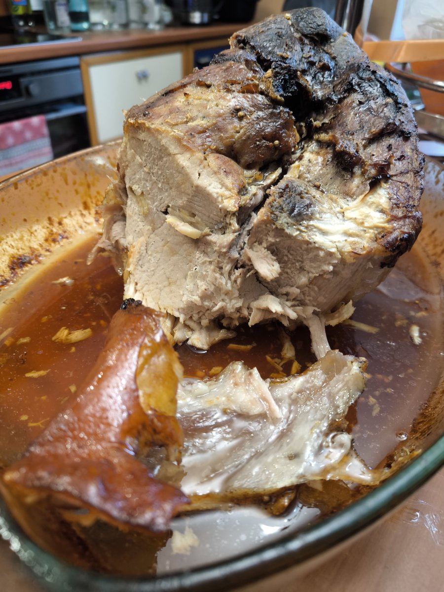 Решили сделать новогодний завтрак 31го декабря. А что,  салаты готовы,  буженинка готова🖐🏽Всех твиттерских с наступающим 🎄🌟🥳