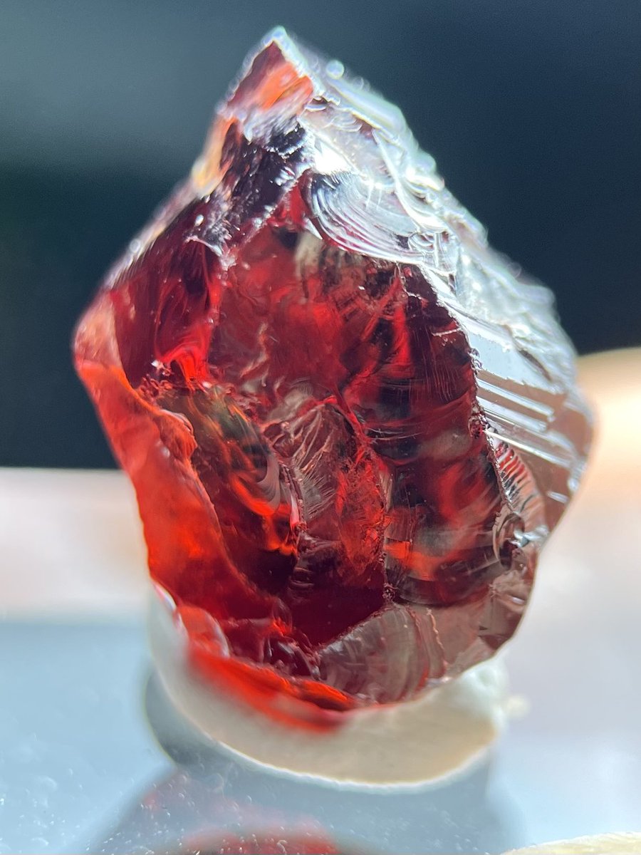 #紅白石合戦
ほたるみねらる(<a href="/hotarumineral/">ほたるみねらる</a> )さんから先日届いたガーネット
宝石研磨用原石
ライト当ててます