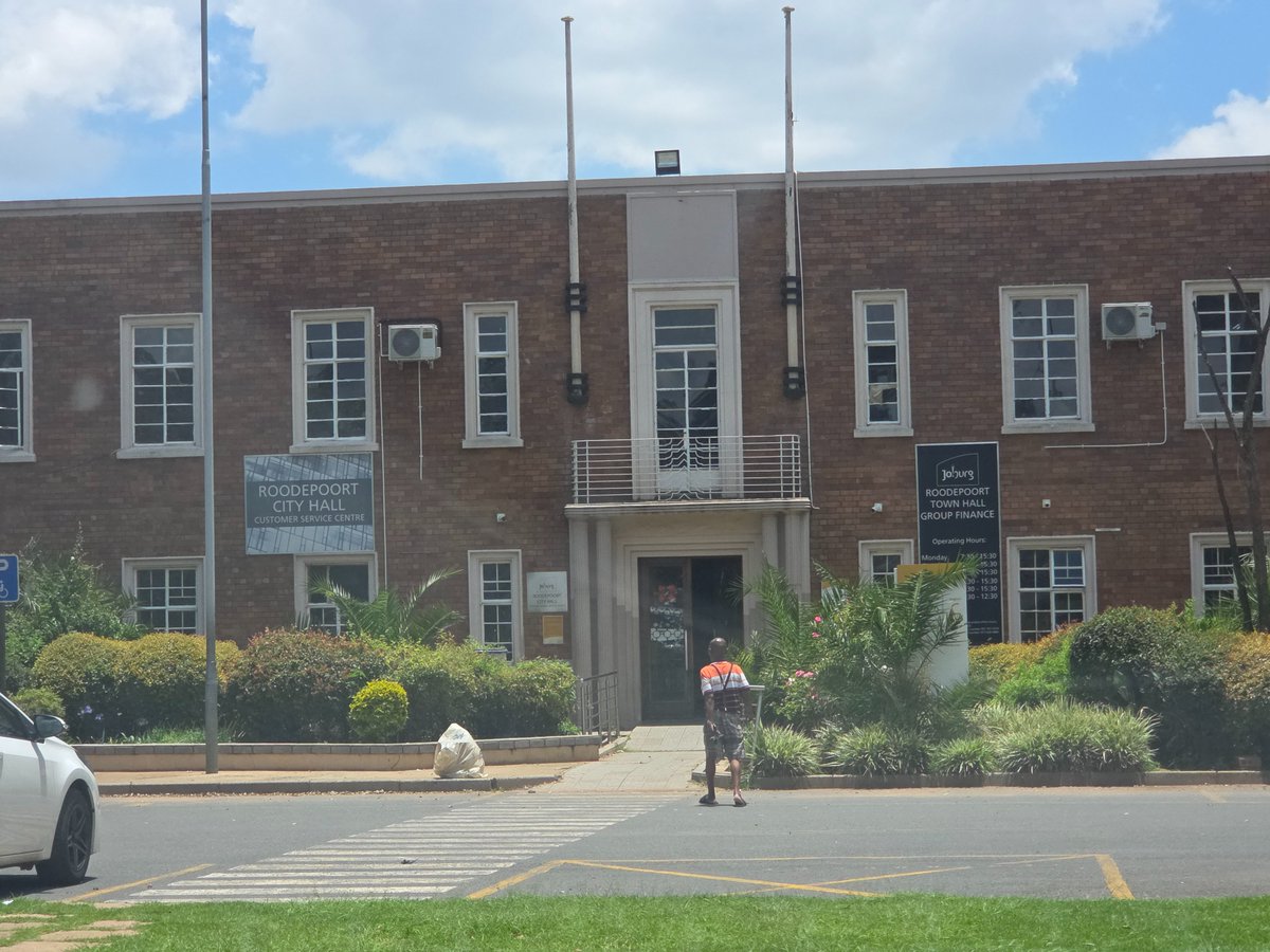 Dozens of Tax and Rates payers were tuned away at the Roodepoort Customer Service center as workers went home earlier despite their normal 13H00 end of business. Today they left at 11H00  #sabcnews 
#SAPublicservice