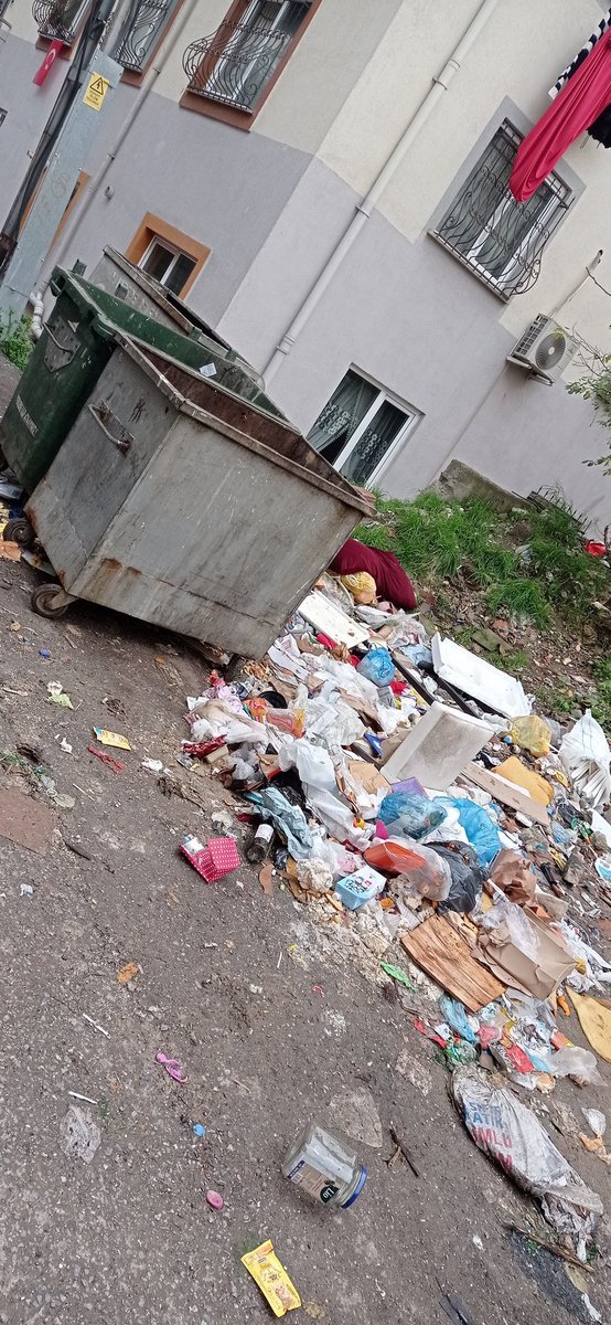 Nazmi_Balci's tweet photo. @MaltepeBelTr Buda bir afet olarak görüyorum, 5 gün önce bu sorun için şikayet kaydı oluşturdum, ilk gelen cevap temizlendiği oldu ama temizlenmedigini ilettim, konteyner e bakarsanız icide dolu cevreside, 2. Resimde ise konteyner boş ama çevresi yine aynı. https://t.co/6A7sG0lslj