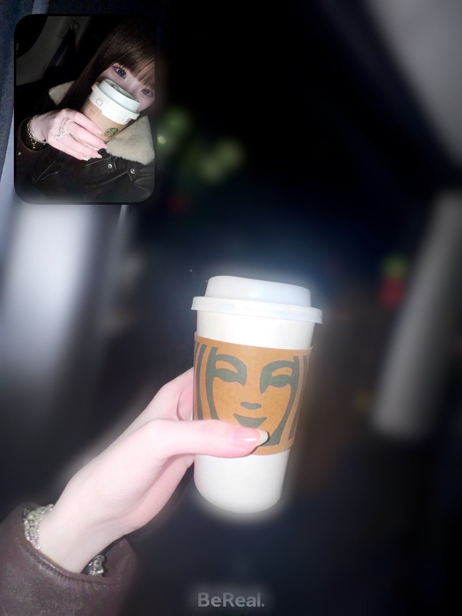 mo__om23's tweet photo. みなさま素敵な年末年始になりますように🧸🤎
2025年さいごはスタバの抹茶ティーラテを飲みました>⩊<
来年はお酒のめる年齢になるなんて…(⊙⊙)!!
楽しかったよ2025年♡ありがとうです！！
 #2025年  #よいお年を https://t.co/hbwESNhfsH
