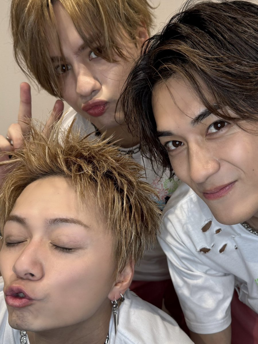 #大晦日 にドーン。
デカい #BALLISTIKBOYZ のお顔、失礼致します。

コメント欄、皆さんのお気に入りデカ写真で埋め尽くしてください💭