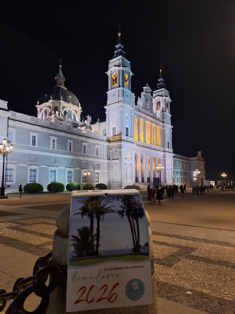 OJO a esta maravilla que nos envía Lidón Montón para despedir el año. 😍
Solo una auténtica #Benilover se lleva a pasear su nuevo calendario por Madrid y a contar las últimas horas desde la Puerta del Sol. 🥰
¡Feliz Nochevieja! 🍾🍇
benicassimparaiso.es/calendario-ben…