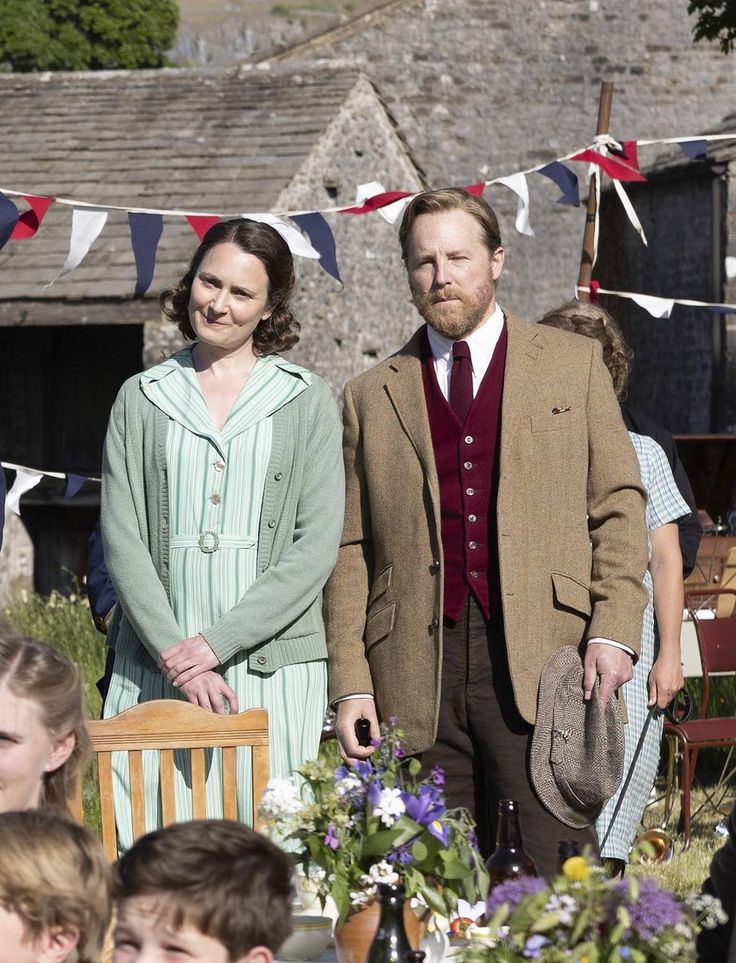 AlexandraS11451's tweet image. i wiah you all a good new years eve. Photo: the only real Mr. &amp;amp; Mrs Farnon #acgas #channel5 #allcreaturestv #allcreaturesgreatandsmall