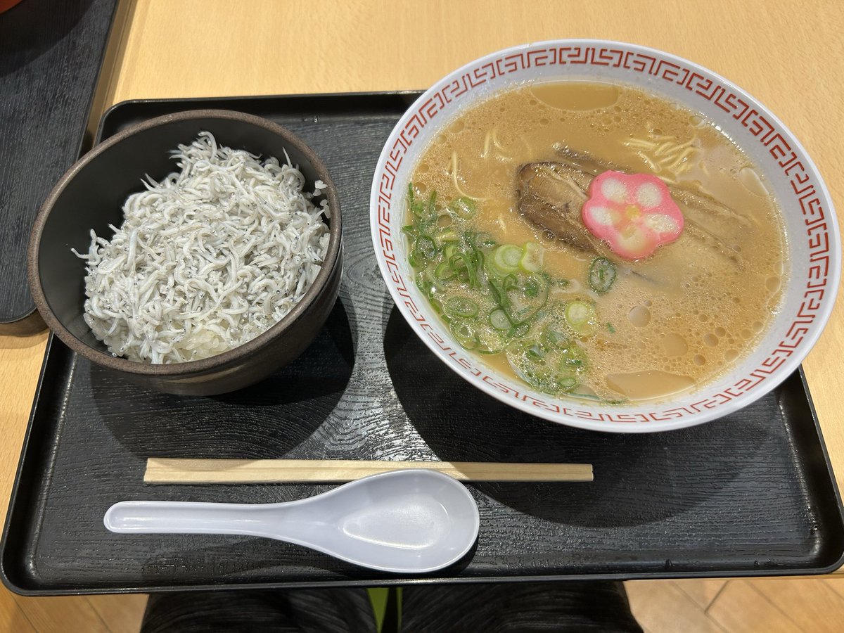 tada_games's tweet photo. 今年最後に友達と和歌山の千畳敷に行ってきた！
めちゃくちゃ綺麗やった！！
和歌山ラーメン美味かった😋
今年は色んな人にあったり遊んだりして楽しかった‼️
今年1年ありがとうございました‼️‼️ https://t.co/DXDYBhrdl9