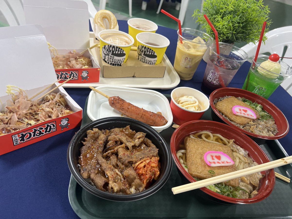 aiko_dochibi's tweet photo. 【LLP24.9 ③/大阪城ホール】
みなさん、カウントダウンライブ限定のぼりや屋台エリアは楽しまれましたか？

「mix juice」「ココア」など曲名ドリンクや、「年越しかすそば」「たこ焼き」など
たくさんご用意しております🥤🍴

屋台エリアは~22:00まで
開演までぜひお楽しみぐたさい！

by.スタッフ https://t.co/TpuQLKnmGa