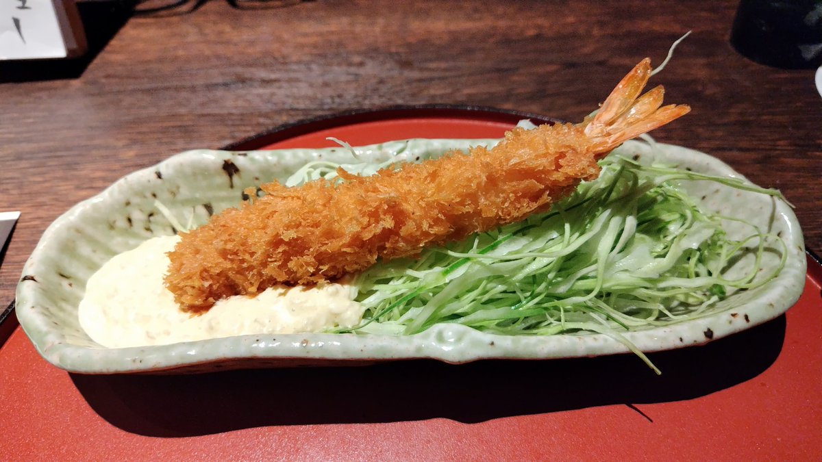 kuonji_ufu's tweet photo. 続きまして

#チャーシューエッグ
鉄板で提供、バチバチ跳ねてる！
箸で切れる柔らかチャーシューにとろとろの黄身を絡めて食う……んまい🤤

#特製タルタル海老フライ
背筋の伸びた立派な海老🦐
サクサクぷりぷり、キャベツはシャキシャキ、タルタルもくどくなくて美味い😋

あっという間に完食！ https://t.co/YI3s0GUbEE