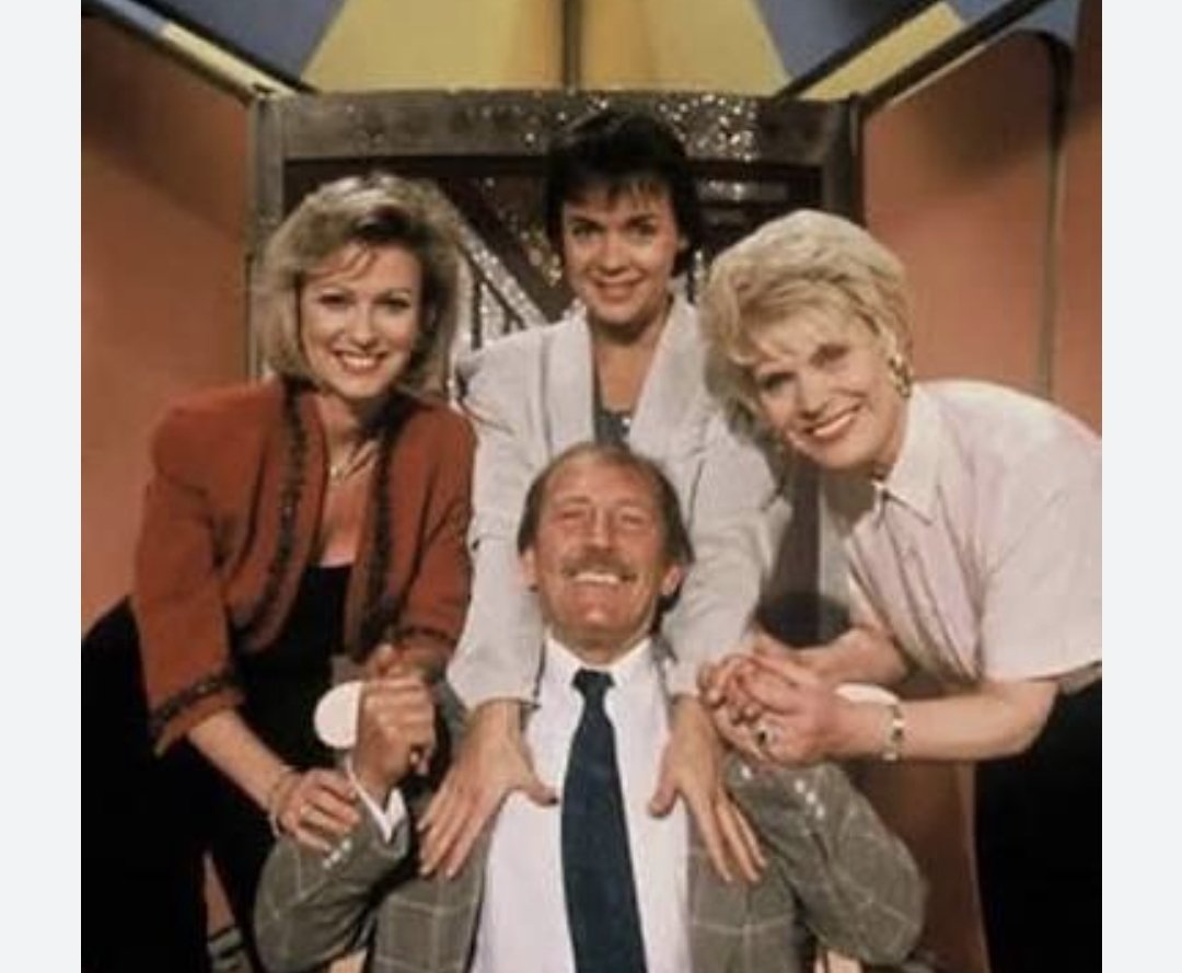 🌹 Décidément 😢, triste d'apprendre le décès d'Evelyne Leclercq 😢. Elle a bercé notre enfance notamment avec Tournez manège. Encore une figure emblématique du petit écran qui nous quitte. Reposez en paix 🕊️