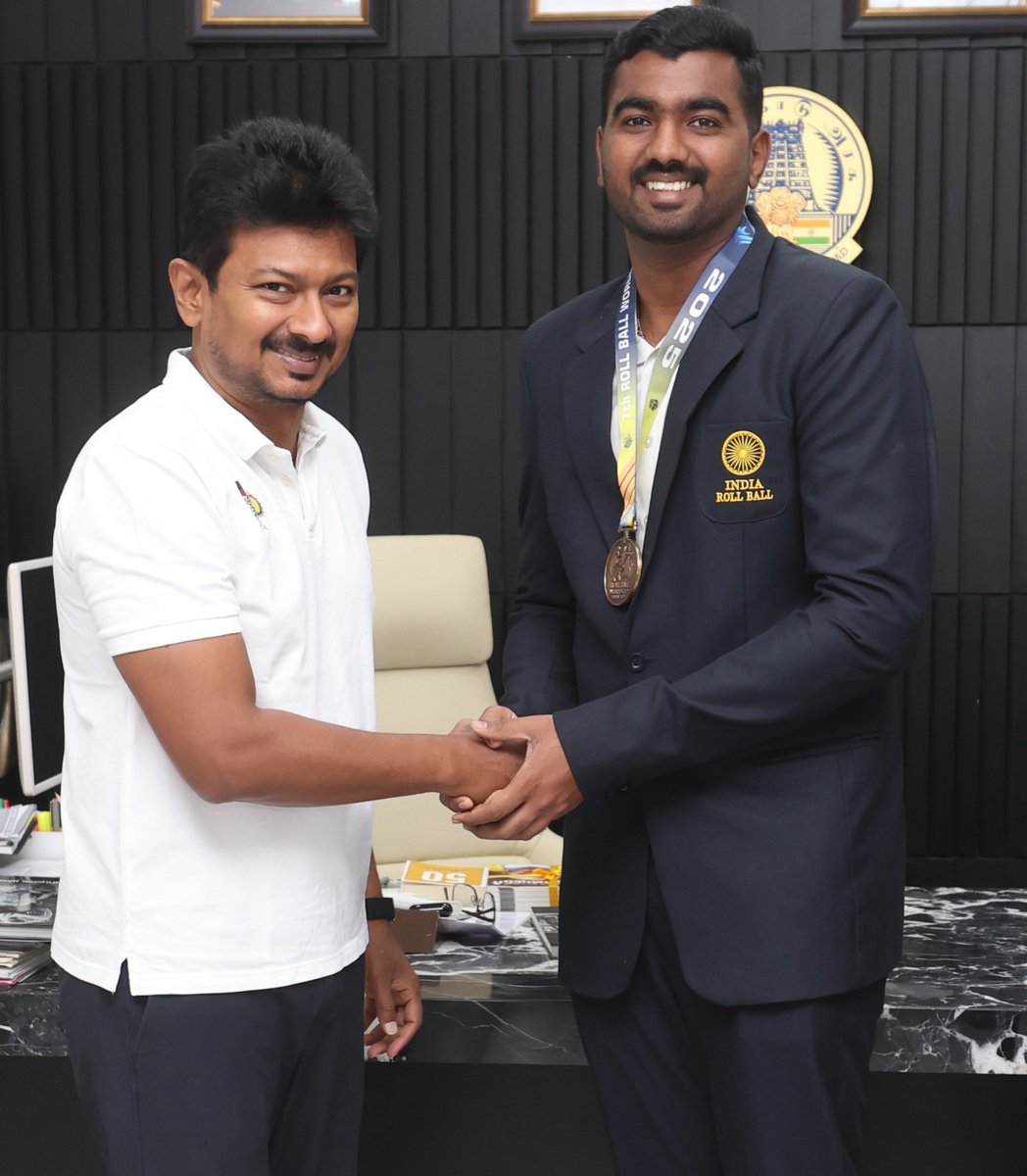 Udhaystalin's tweet photo. ஐக்கிய அரபு எமிரேட்ஸில் அண்மையில் நடைபெற்ற 7-ஆவது ரோல் பால் உலகக் கோப்பை 2025-இல் இந்தியா சார்பில் பங்கேற்ற ஆண்கள் மற்றும் பெண்கள் அணி தங்கப்பதக்கம் வென்���து.

இந்த அணியைச் சேர்ந்த வீராங்கனைகள் எஸ்.எஸ்.மதுமிதா, வீரர் தீபக் ராஜா, பயிற்சியாளர் எஸ்.எஸ்.சுஸ்மிதா ஆகியோரை இன்று நேரில் வாழ்த்தினோம். அவர்களுடைய வெற்றிப்பயணம் தொடரட்டும்.

@SportsTN_ @Atulyamisraias #JMeghanathaReddyIAS