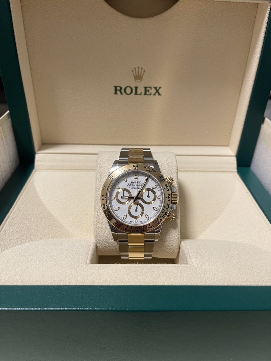 pecopecowatch's tweet photo. 今年も一年ありがとうございました。
実はね、お披露目してなかったですけど、デイトナ買ってたんです。
結局自分には合わなくてすぐ手放しましたが、こんなことも含めて人生なんかなと✋
2026年は色んな意味で大きく前進出来る一年にしたいです。
それではまた来年もよろしくお願いします👋 https://t.co/j12rEwvq6z