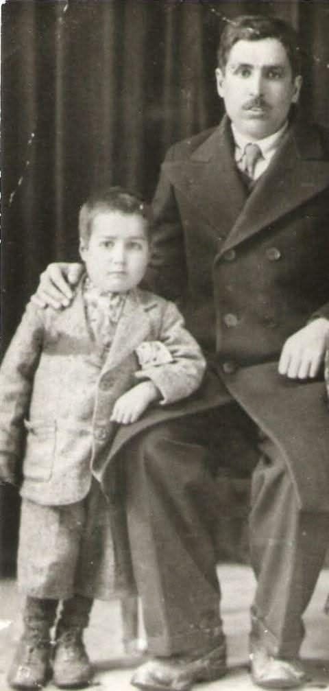 “Yüce dinimiz İslâmiyet, insanı, ‘en şerefli varlık’ ve ‘en güzel surette yaratılan varlık’ olarak tasvir eder. Gerçekten, İslâm, insanın kadrini bilmek demektir.” 

Seyyid Ahmet Arvasi
Fotoğraf: Seyyid Ahmed Arvâsî Hoca, muhterem babası Seyyid Abdülhakim Bey 
#seyyidahmetarvasi