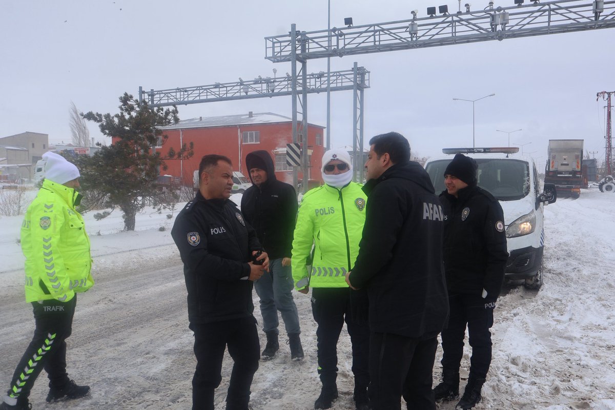 Kaymakamımız Salih Ağar, ilçemiz geneli devam eden yoğun kar yağışı sonucu yapılan çalışmaları yerinde inceleyerek Emniyet ve Jandarma personeline kolaylıklar diledi.
<a href="/kayserivaliligi/">T.C.Kayseri Valiliği</a> 
<a href="/gokmen_cicek_/">Gökmen Çiçek</a>
