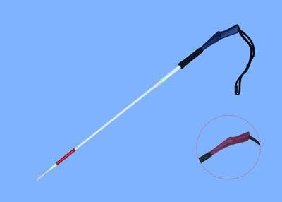 白杖（はくじょう）を持って、スマホを見ている人に

「見えてるんじゃない？」
「うそつきやん」

という人がいるそうです。

もちろん、中心部分しか見えていなくて、その視力も良くない人もいます。しかし、全員が全く見えていないわけではありません。でも白杖は必要です。