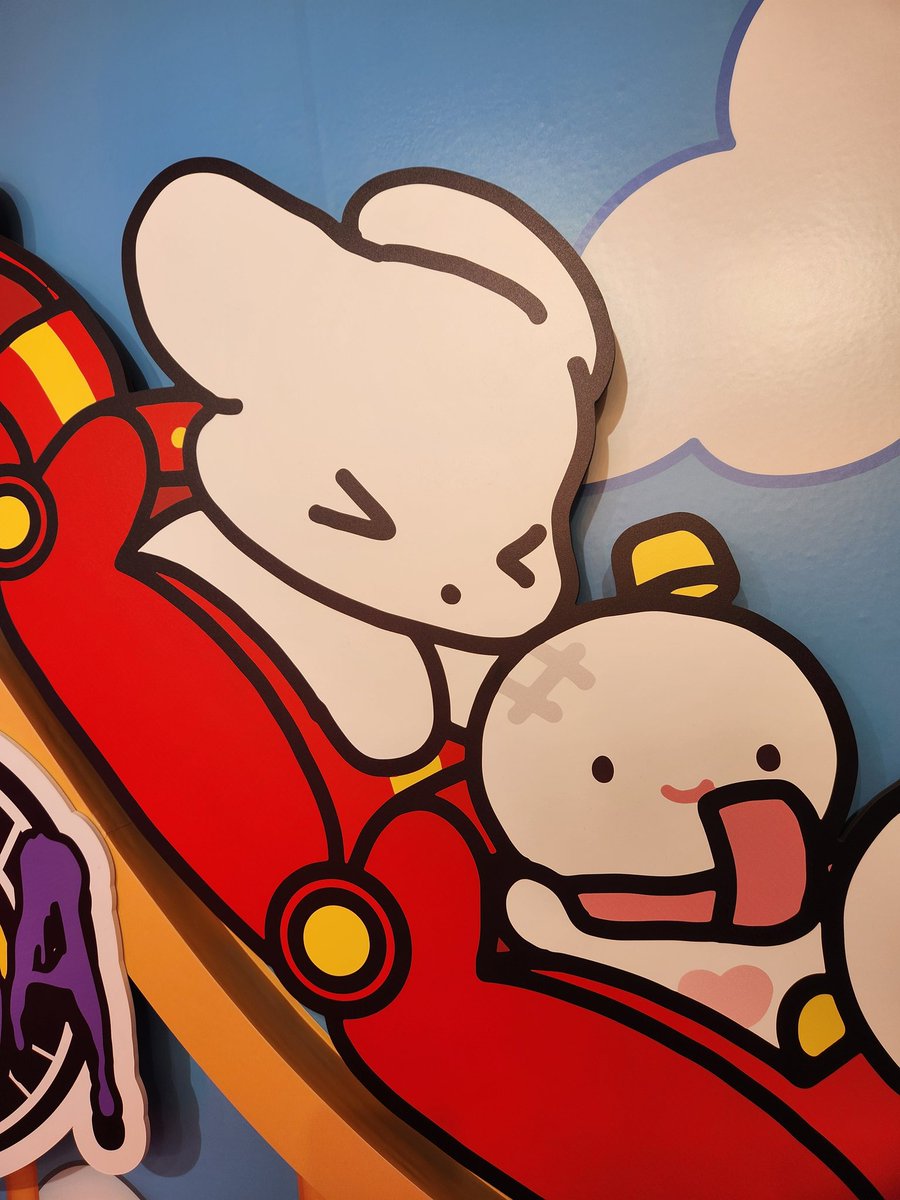 다들 윈터랜드 가면 블맘 롤코 꼬옥 봐줘 
진짜 집으로 뜯어올 뻔함
뭉탱이 치즈 조각 탈출한다고ㅋㅋㅋ