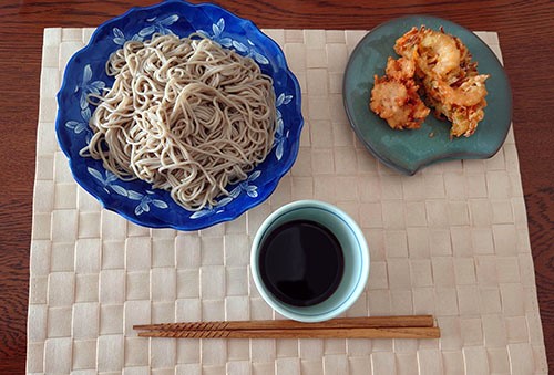 お正月用の花と早めの年越し蕎麦　すべて妹が用意してくれたもの🙂
本年中は大変お世話になりありがとうございました！いろいろ得難い体験をさせて頂きました。女神異聞録ペルソナコミカライズの電子配信も実現出来て、とても嬉しかったです。
来年もよろしくお願いいたします！
皆様良いお年を～