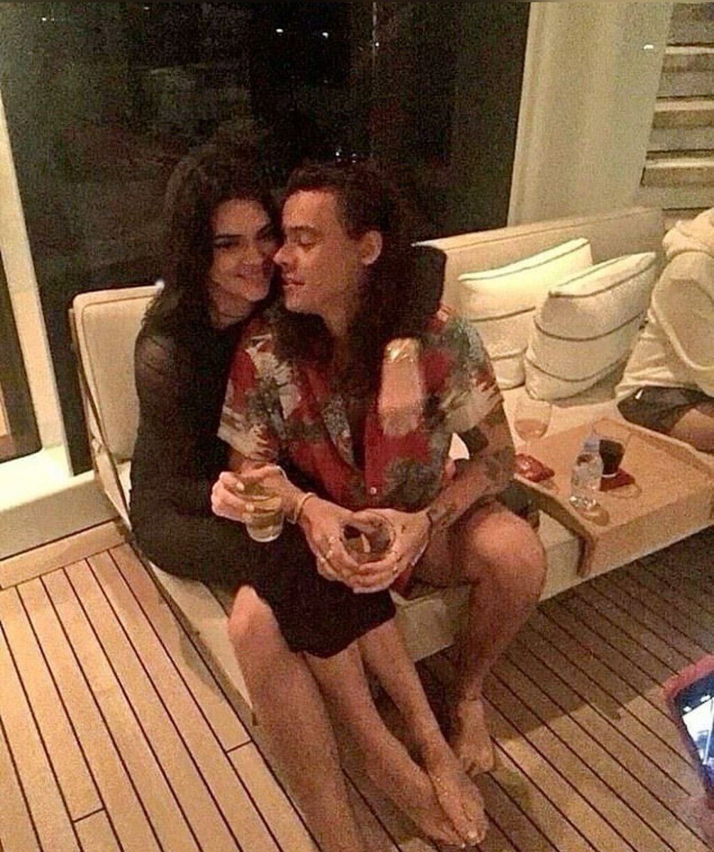 axlsugar's tweet image. harry styles and kendall jenner on new year's 2016