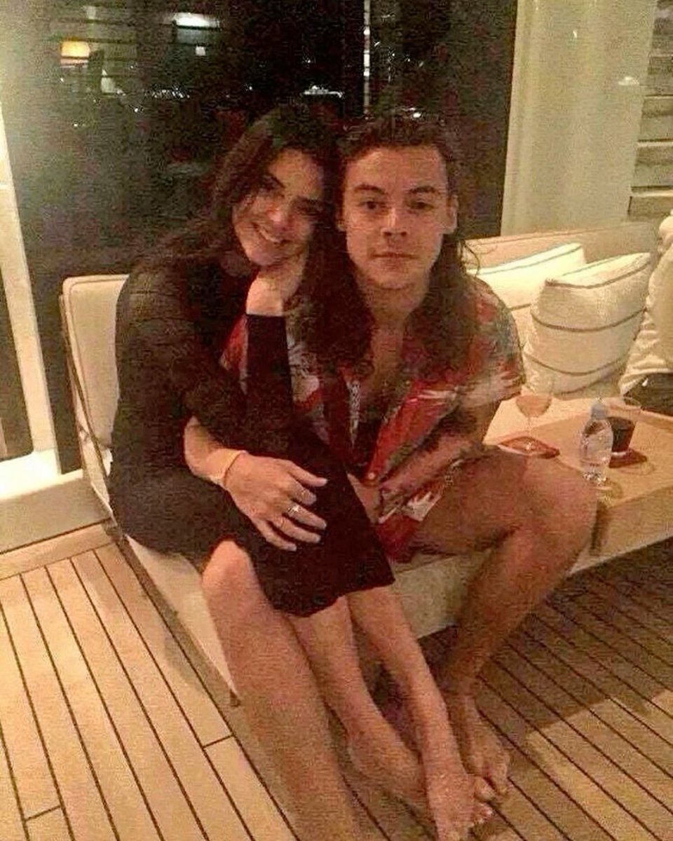 axlsugar's tweet image. harry styles and kendall jenner on new year's 2016