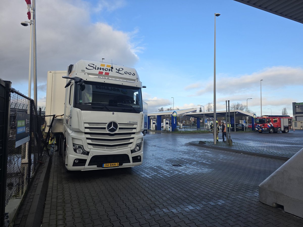 Vrachtwagen in de problemen door gladheid