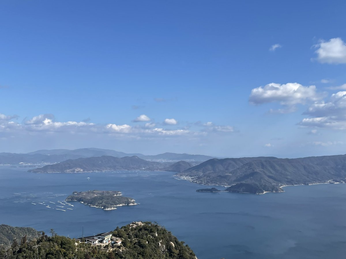senpu832's tweet photo. 2025年のベストショット
1位:朝焼けの海ほたる(千葉県)
2位:弥山山頂の景色(広島県)
3位:イチョウと館山城(千葉県)
去年のアレが強かったけど今年もいい写真が撮れた https://t.co/tiN7WnzfjD