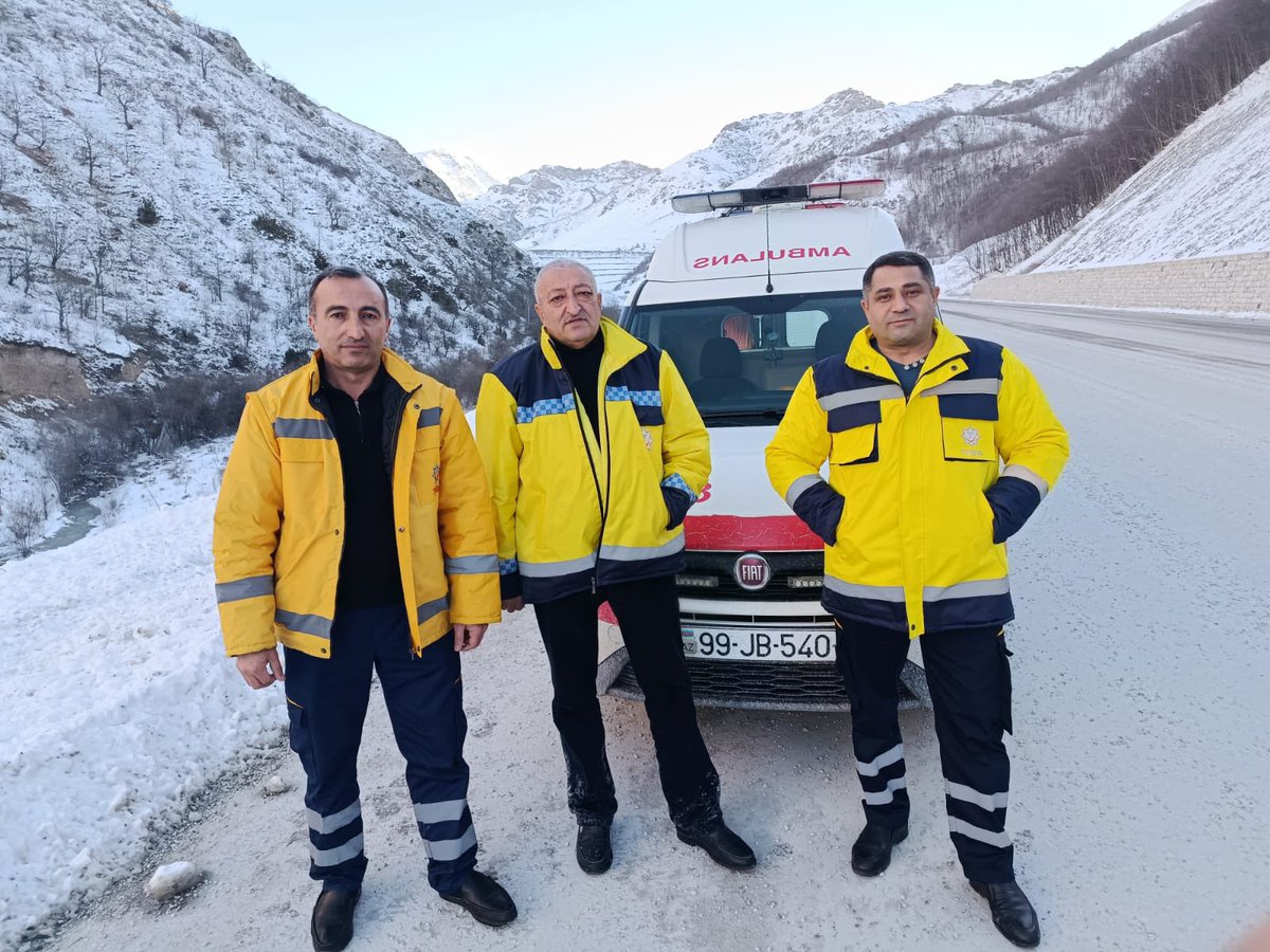 RTTTYM103's tweet photo. Bayram günü və qarlı hava şəraitinə baxmayaraq Kəlbəcər və Laçında təcili tibbi yardım fasiləsiz fəaliyyət göstərir!🇦🇿 https://t.co/uJaIRrLBn1