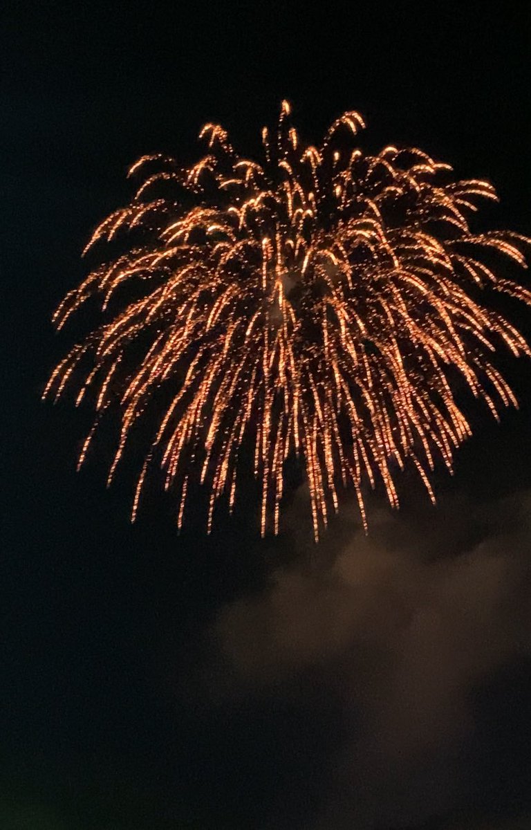 rickdump8's tweet image. May our pockets never run dry and our hands never get tired of catching blessings. Happy New Year! 🥳 🎆🎇🧨