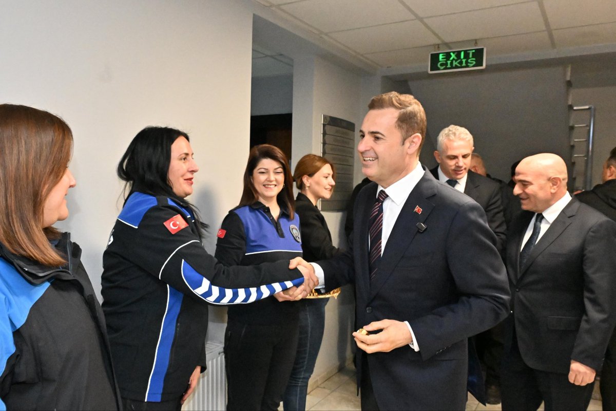 ahmetakin's tweet photo. Yılbaşı dolayısıyla görevleri başında fedakarca çalışan İtfaiye, BTT, BASKİ ve Zabıta ekiplerimiz ile bir araya gelerek çalışma arkadaşlarımızın yeni yıllarını kutladık.

Sahada emek veren ekiplerimize teşekkür ederken, esnafımızı ve hemşehrilerimizi de selamlayıp yeni yıllarını kutladık.

Yeni yıl; Balıkesir’imize sağlık, huzur ve bereket getirsin. ✨