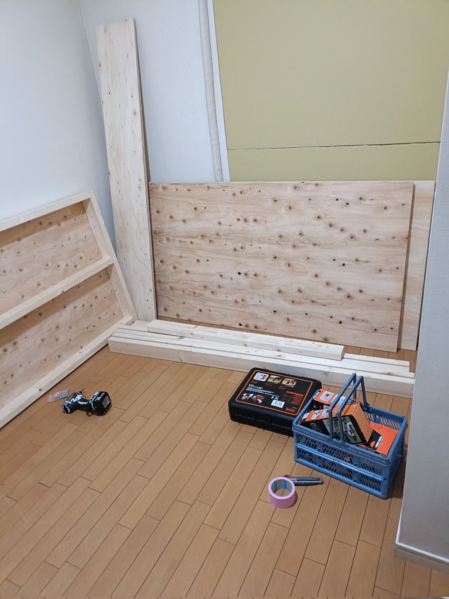 2025年も残り数時間⏳️
本年も大変お世話になりました。
先日の資材は写真のような感じですね🪵思ったよりちょっとかかりそうですが新年明けて1月中には終わらせたい❗️
果たして完成までどれくらいかかるのか、その辺りも注目しつつ来年もお付き合いお願いします🙇
皆様、よいお年をお迎えください🌄