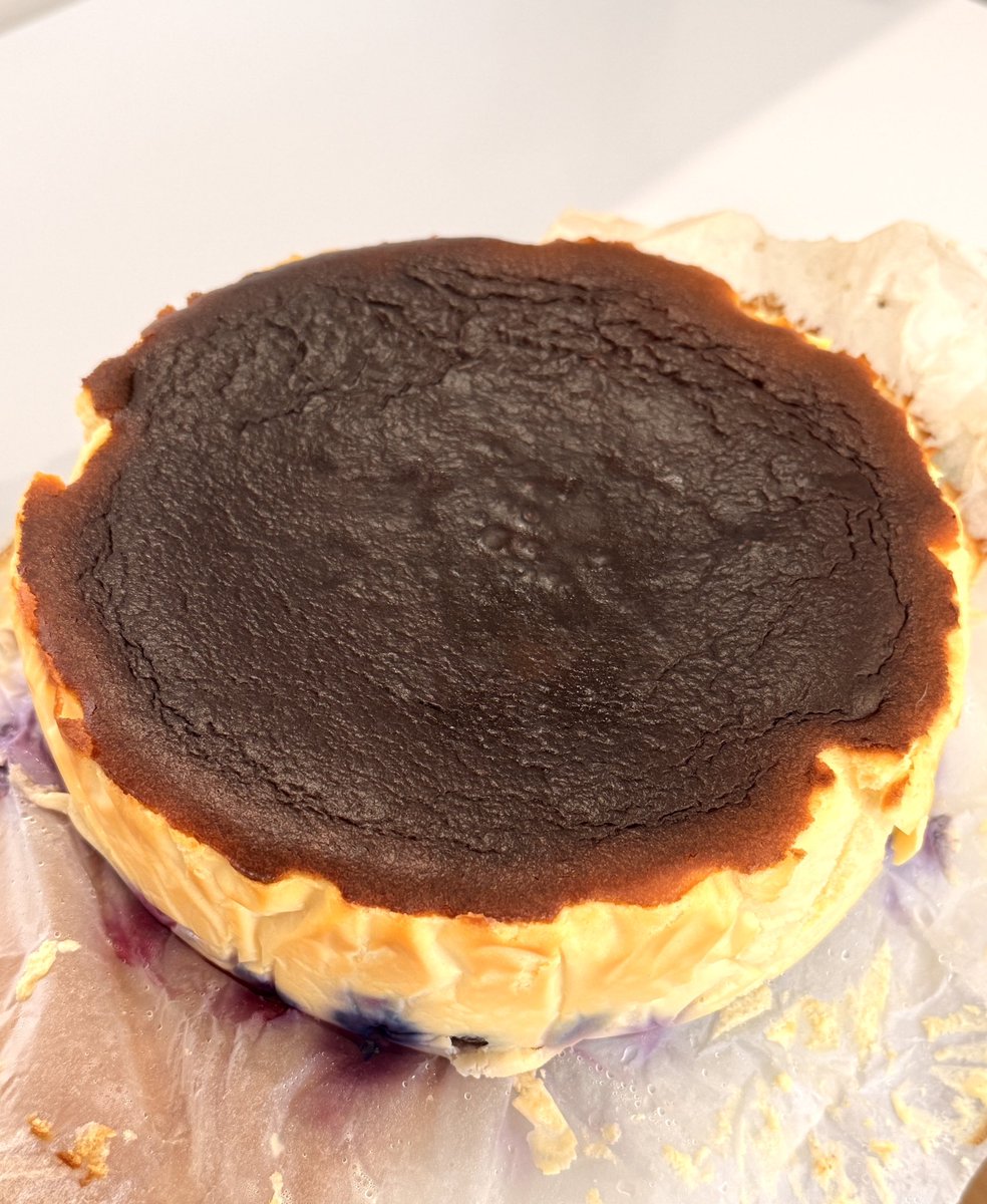 今日はおにいたんの誕生日🎂🥂でしゅ
パパがバスクチーズケーキをつくりまちた
おにいたんの友達が🍓ロールケーキを
おうちまで届けて🚙くれまちた💨

#大晦日 #さよなら2025