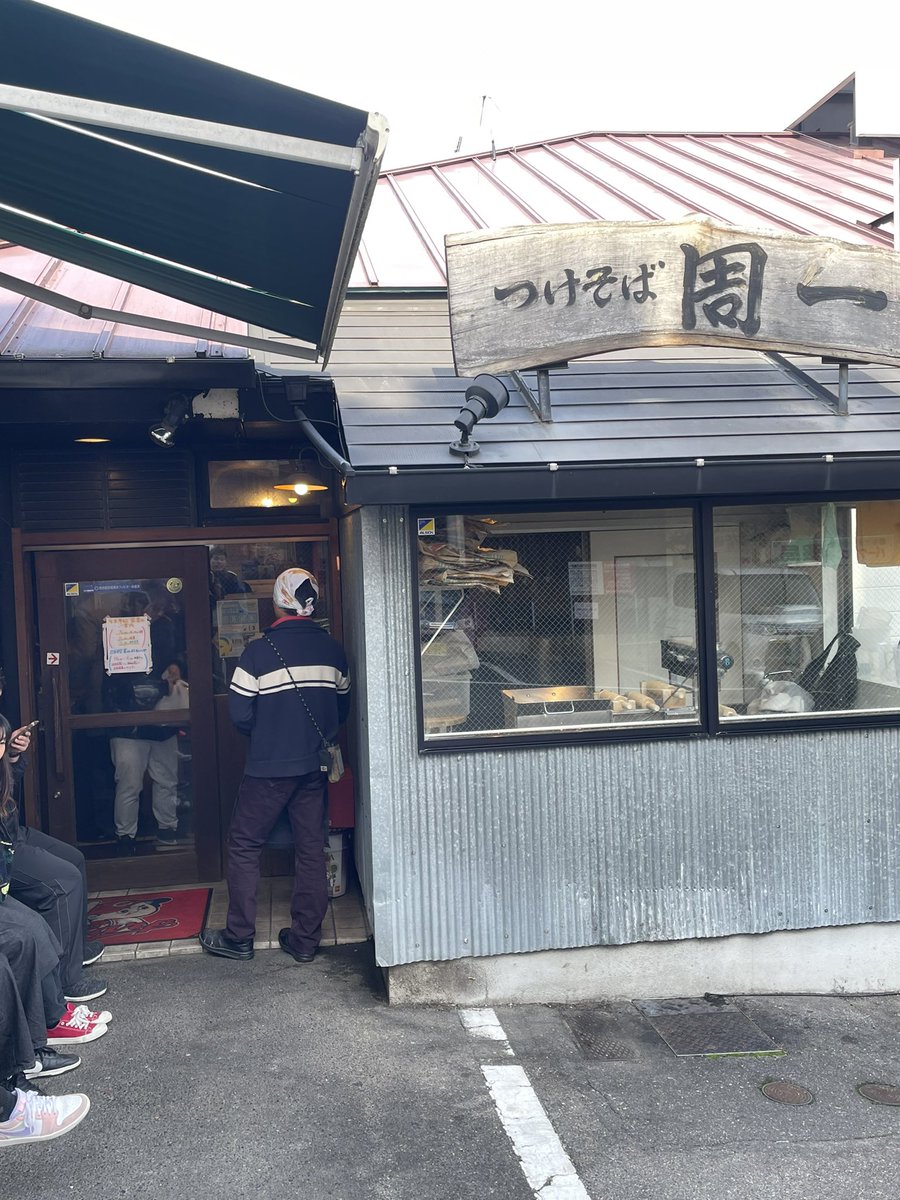 Hide_mingol's tweet photo. お昼は広島のラーメン店、みんゴル仲間の（うどん屋さん）のお店の周一さんにお邪魔しました🍜

車から出て列に並ぼうとした瞬間に見つかってしまいました😅
秘密で来店しようとしたのに作戦失敗w

3年半ぶりの再会でしたが、覚えていただいてて嬉しかった😭

また秘密で伺いますね〜🍜笑 https://t.co/Dp3zfHJcy5