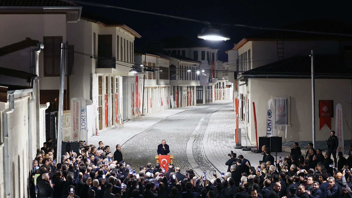 Bir ülke, tarihinin en büyük yıkımını yaşamış. On bir il yerle bir olmuş. Şehirler silinmiş. Ve sonra çıkıp, dünyada eşi benzeri olmayan bir sürede, bir ülke ölçeğinde yeniden inşa etmiş.

Bugün deprem bölgesinde yükselmiş 455 bin konut devlete dair bir iddianın, “biz buradayız”