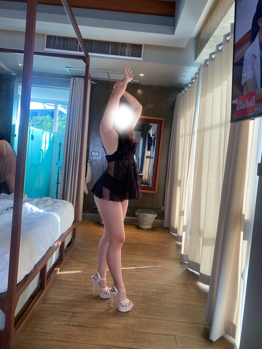 Muaylek65's tweet photo. คืนเคาท์ดาวน์นี้ จะใส่ชุดไหนดีน้าา~ 🥺💜
ชุดม่วงซาตินลูกไม้เซ็กซี่ๆ แบบนี้ หรือเปลี่ยนเป็นกางเกงในลูกไม้ขาวน่ารักที่ถืออยู่ดีนะ?
พี่ๆ ช่วยเลือกให้หน่อยย อยากให้คืนข้ามปีนี้พิเศษสุดๆ เลยอะ 😘✨
#Countdown2026 #เคาท์ดาวน์ข้ามปี https://t.co/3AXHwbvQK6