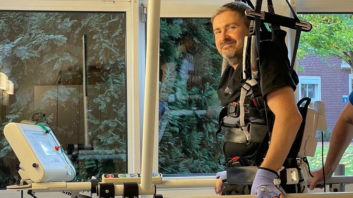 مشلول يستعيد القدرة على المشي باستخدام الذكاء الاصطناعي 