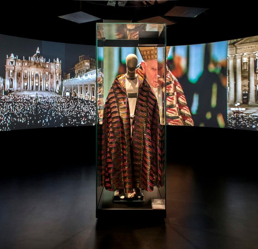 Na zakończenie Jubileuszowego #RokNadziei2025 przypominam historię papieskiej szaty z Wielkiego Jubileuszu 2000, uszytą dla #JanPawełII przez Atelier #XRegio z #Wenecja, w której papież wprowadził świat w III Tysiąclecie. 
Szatę można podziwiać w <a href="/MT5_14/">Muzeum Jana Pawła II i Prymasa Wyszyńskiego</a>⤵️
mt514.pl/aktualnosci/34…