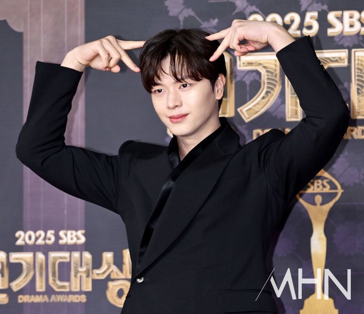 아 육성재 진짜 본투비아이돌이세요
연기대상 레카에서 고양이귀 강아지귀 다말아주심ㅋㅋㅋㅋ