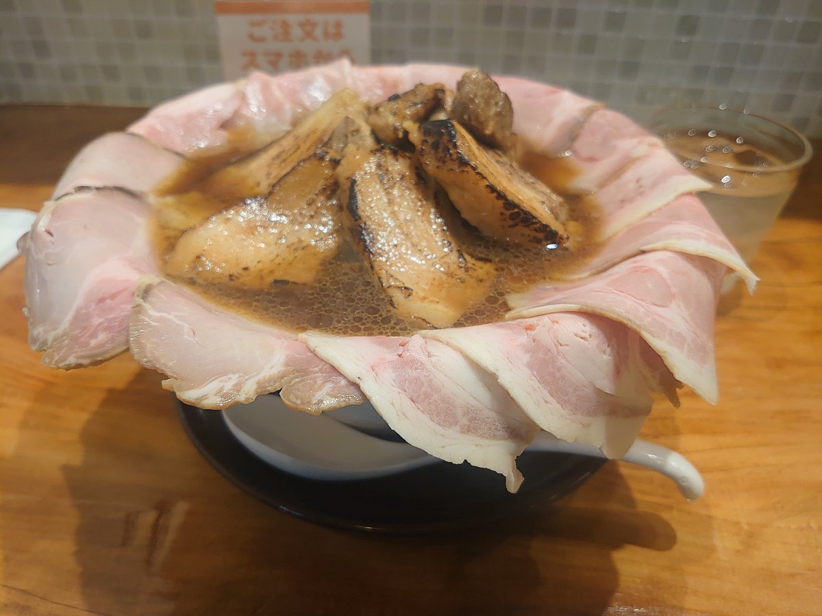 urwcontrol's tweet image. ムラシューに勧められて松利屋行ってみました！
肉が食いたかったので超肉麺を注文！
麺より肉のが多いと感じるぐらいに多かった。