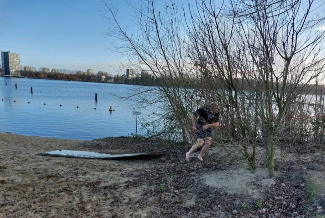 Middagploeg heeft strand opgeruimd en aangeharkt. En passant ook nog even een stalen rijplaat (!) uit de Sloterplas gesleept. #nieuwjaarduik #sloterplas #nieuwwest #doeslief