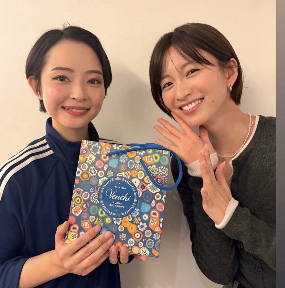 s10231102's tweet photo. 今年もあと2時間をきりました。
みなさん良いお年をお迎えください🐍
来年もよろしくお願いします🙇
 #岡崎紗絵 
 #さえ部屋 
 #観測隊 https://t.co/lMX6oRX11U