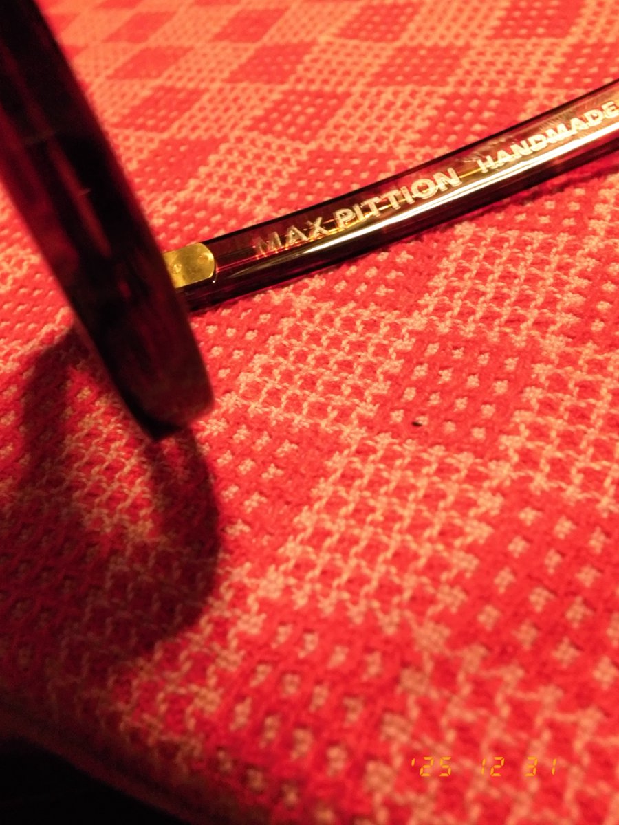 lunettes_cat's tweet photo. 今年最後の眼鏡は、マックス ピティオン。
真鍮の蝶番。
右畳みテンプル。
理由は語らない。
分かる人だけ、分かればいい。
#MAXPITTION
#眼鏡沼
#フレンチヴィンテージ
#ディテール至上主義 https://t.co/k8MA1O42uI