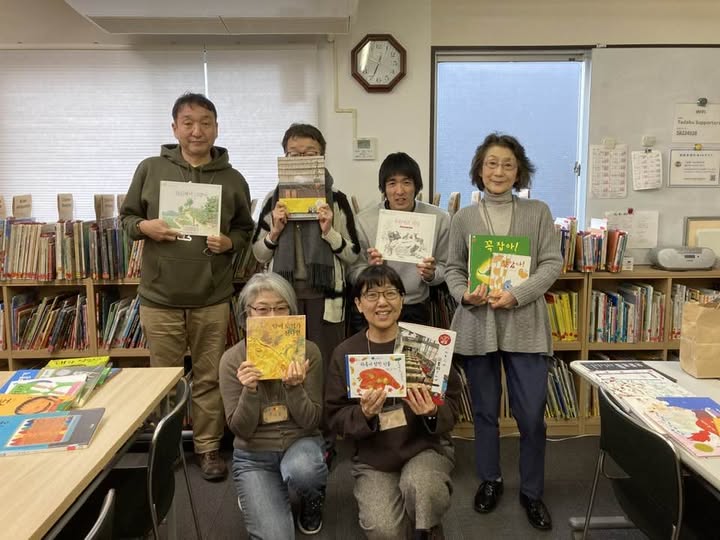ko_tadokuorg's tweet photo. NPO多言語多読『韓国語多読の会』
日曜の会を１２月１４日（日）に開催しました。参加者６名

冬とクリスマスに関する絵本を紹介いたしました。
今年参加してくださった皆様、本当にありがとうございました。

#韓国語多読の会
#韓国語多読
#한국어 https://t.co/vX1bonWYad