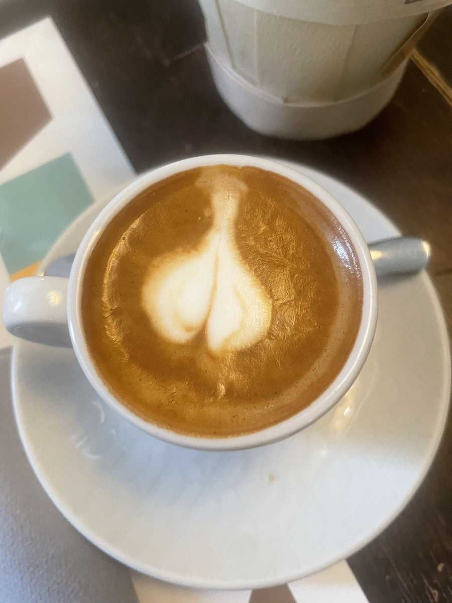 Oggi dopo aver finito di lavorare ho deciso di concludere l’anno in dolcezza ma il caffè con i coglioni (strapieni) appesi al posto del cuore mi ha dato da pensare🤔