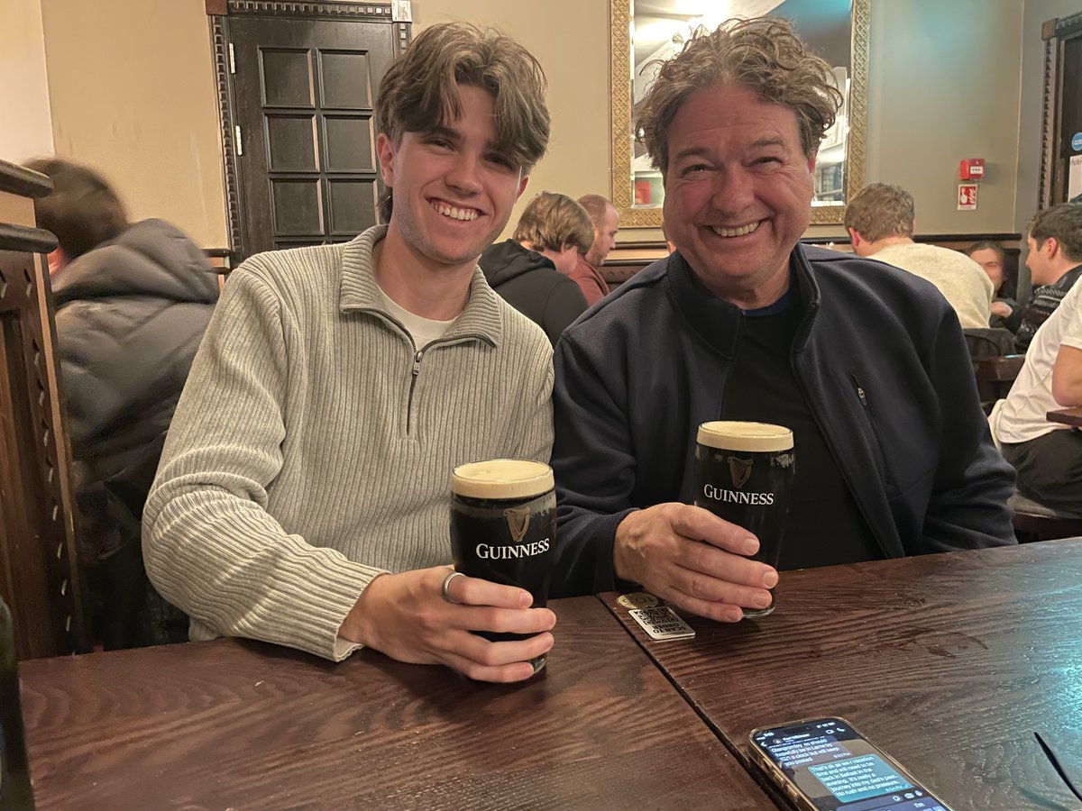 Happy New year from Belfast! Here’s a song that will put a smile and a dance in your heart! patcanavan.com/track/1216797/… #newyear2026