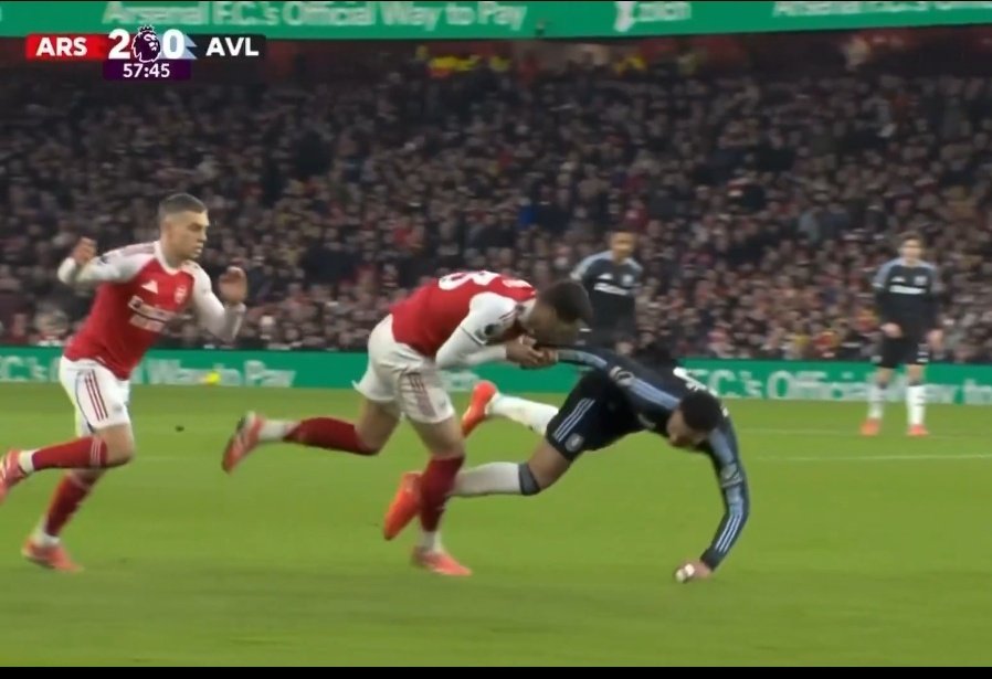 Rizy_LFC's tweet image. Gabriel elbows the goalkeeper and the goal stands.
Merino drags Morgan Rogers down and still no second yellow.
Last week, Everton were denied a clear penalty after Sailba kicked someone inside the penalty box.

PGMOL wants Arsenal to win this league so badly.