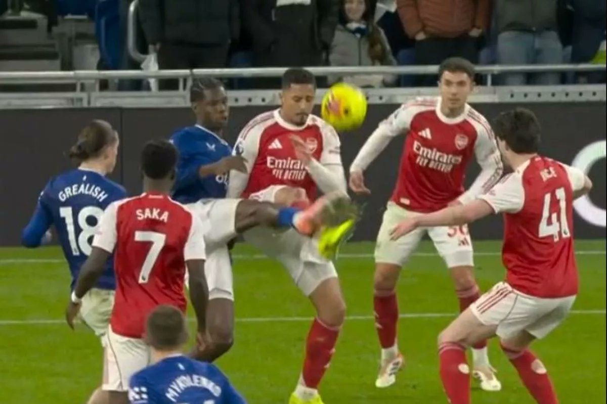 Rizy_LFC's tweet image. Gabriel elbows the goalkeeper and the goal stands.
Merino drags Morgan Rogers down and still no second yellow.
Last week, Everton were denied a clear penalty after Sailba kicked someone inside the penalty box.

PGMOL wants Arsenal to win this league so badly.