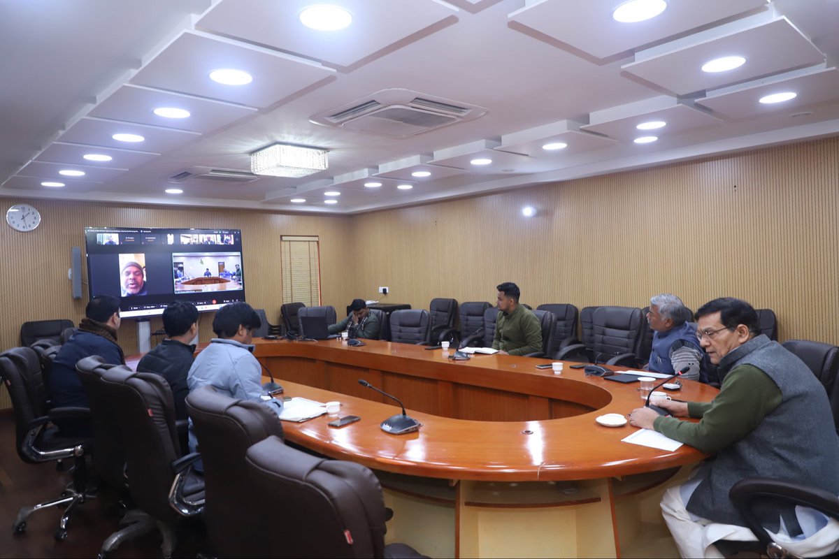 aksharmaBharat's tweet photo. बिजली बिल राहत योजना 

इस आकर्षक योजना में हमने एक और बड़ा सुधार पहले ही कर दिया था। लेकिन इसे लेकर कई लोगों ने संशय जताया। पुनः स्पष्ट करता हूँ  कि: 
—-
ऐसे उपभोक्ता जिन्होंने कभी बिल जमा नहीं किया (never paid-नेवर पेड की श्रेणी में थे), परंतु जिन्होंने मार्च 2025 से 30, नवंबर 2025 की अवधि में एक या अधिक बार भी भुगतान कर दिया है, तो ऐसे उपभोक्ता भी वर्तमान बिजली बिल राहत योजना का लाभ ले सकते हैं। 

सभी अधिकारी और कर्मी इसका लाभ देना सुनिश्चित करें।  
—-
योजना का लाभ लेने के लिए आज हर जगह भारी भीड़ है। हमने कई जिलों में स्वयं कल और आज ऑनलाइन समीक्षा किया। 

सबसे अनुरोध है कि आज ही लाभ ले लें। आज सर्वाधिक लाभ वाला दिन है। देर शाम तक आज कार्य होगा। 

कल से मूलधन पर मिलने वाली छूट कम हो जाएगी। 

सबको शुभकामना।

@narendramodi @myogiadityanath @AmitShah @JPNadda @mppchaudhary @idharampalsingh 
@UPPCLLKO @EMofficeUP 
#NayeBharatKaNayaUP
#GoodGovernance 
#HumaraUP #VikasExpress #BijliBillRahatYojna
#बिजली_बिल_राहत_योजना