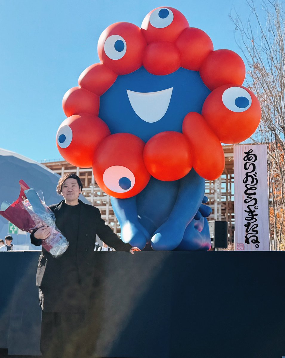 kouta_hikichi's tweet photo. 【ご挨拶】いよいよ本日、紅白歌合戦本番です。今年は、人生で二度と忘れられない一年になりました。一言で言えば、「万博で始まり、紅白で終わる一年」でした。年始に起業してから、怒涛のように過ぎていった日々。おそらく人生で最も忙しく、そして最も幸せな、二度と忘れることのできない一年だったと思います。今回の紅白のお仕事は、大阪・関西万博の会場や、そこに実装したデザインシステムをご覧いただいたNHKの関係者の方からお声がけいただいたことがきっかけでした。万博のデザイン展の期間中、人生で最も忙しかった時期と重なりながら、紅白のデザイン提案と制作を進めてきました。正直、自分でもよく乗り越えたと思っています。

今年の紅白は、放送100年という大きな節目の年です。そのため、日本の伝統性を感じさせるオーセンティックでありながら、モダンさも併せ持つデザインを目指しました。

ロゴは、赤色の円と金色の円環が重なり合うモチーフ。
番組テーマである「つなぐ、つながる、大みそか。」を表現しています。かつての円が二つ並ぶタイトルロゴへのリスペクトを礎に、
紅白が長く受け継いできた色をそのまま用いながら、
赤と白を“競う存在”ではなく、次の100年に向けて響き合い、
新しい未来を共につくっていく存在としてデザインしました。

日本は昔から、多様な価値観や文化を受け入れ、融和させながら、
新しい価値を生み出してきました。異なるもの同士が対立するのではなく、「つなぐ、つながる」その先へ。

次の100年へ向かう、新しい紅白が
今夜、立ち上がっていくことを願っています。

今年、万博も紅白も、全てのお仕事をご一緒できた皆さま、
そして、いつも応援してくださっている皆さま。
この一年をご一緒できたことを、心から感謝しています。

皆さまにとって、幸せな年越しになりますように。
来年も、どうぞよろしくお願いいたします。

#紅白歌合戦 #OPENDESIGN2025 #ありがとうまたね