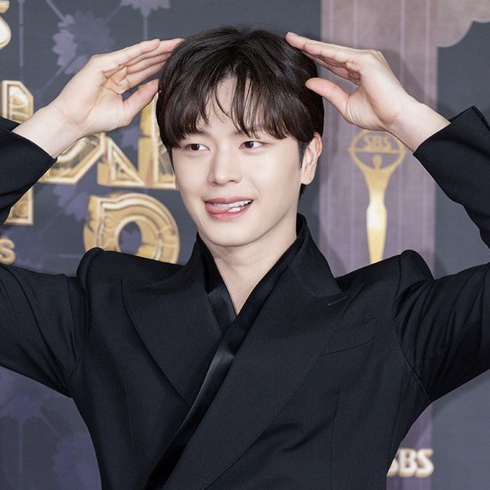 2025 SBS 연기대상 레드카펫
다들 기본적으로 포즈를 손인사 손하트 볼하트 할 때 육성재 강아지귀 포즈하는 거 ㄹㅇ 보법이 다르다p