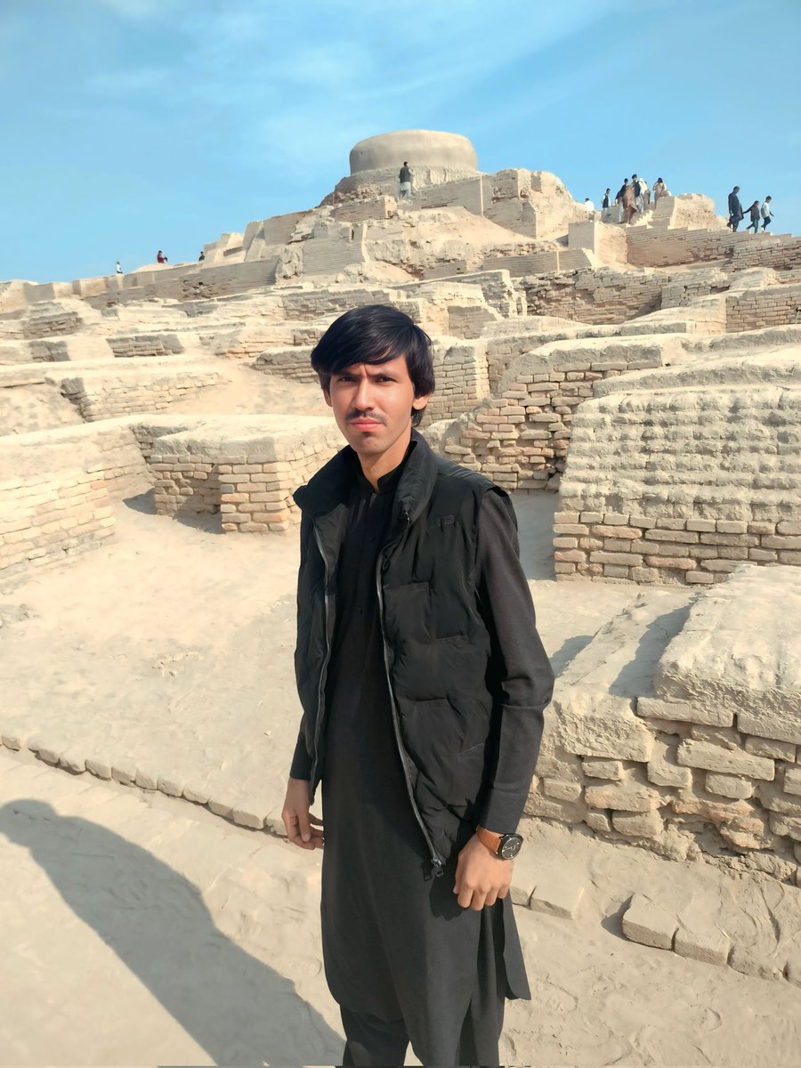 ZafarullahChawr's tweet photo. "ڪيڏو جلدي گذري ويو، هي سال 2025 به گذريل سالن وانگر،
ڪي يادون تنهنجيون رهجي ويون، اکين ۾ سوالن وانگر.
اڄ آخري سج جي آخري تڙڪي، توکي دل پئي ياد ڪري،
نئين سال جي آمد آ، پر روح پيو فرياد ڪري." https://t.co/DDtEvopp9u