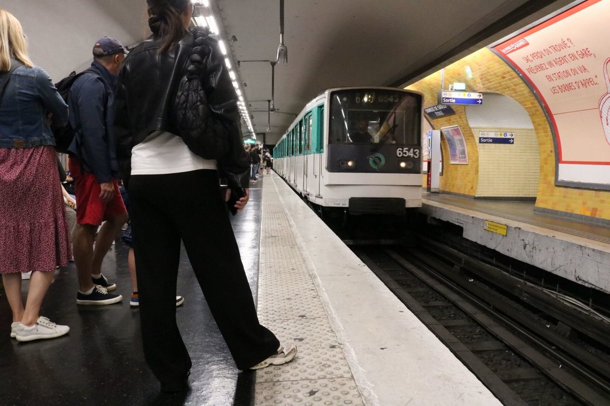 LeParisien_75's tweet image. Paris : un homme malvoyant tombe sur les rails et meurt, percuté par le métro qu’il attendait
➡️ l.leparisien.fr/u95C