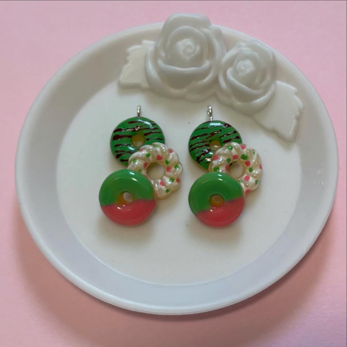 namako28's tweet photo. ドーナツピアス！
イヤリングにもキーホルダーにもできます。メルカリにて
 #なこずきっちん
 #ドーナツ
 #ミニチュア
 #ミニチュアスイーツ

https://t.co/O3BXqmdyS8 https://t.co/yo1HlQGgHO